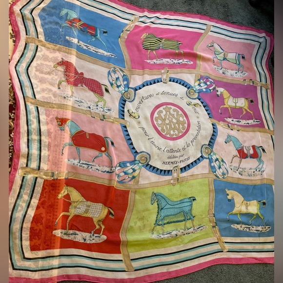 Hermes Scarf/Shawl. ‘Couvertures et Tenues de Jour’. 100% Silk. Made in France. - Picture 8 of 16